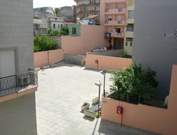 Parcheggio interno adiacente agli appartamenti